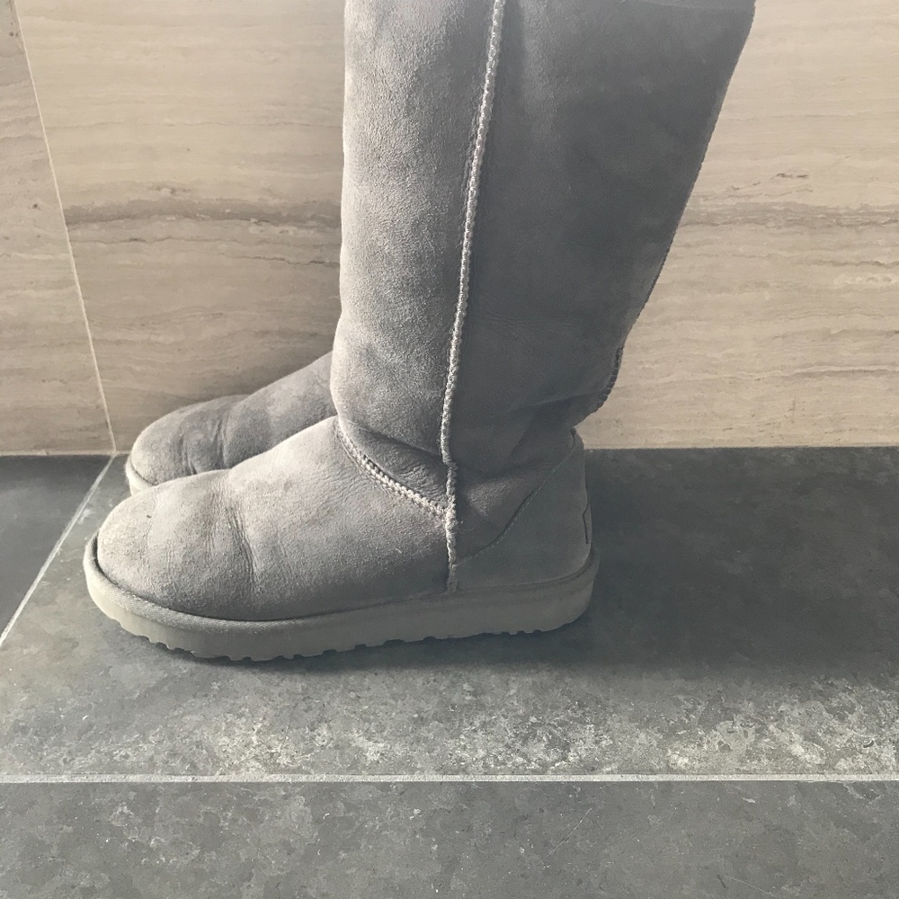 Womens grey ugg boots size 9, tall